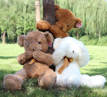 Mignon petit ours en peluche marron et blanc en mohair de taille moyenne